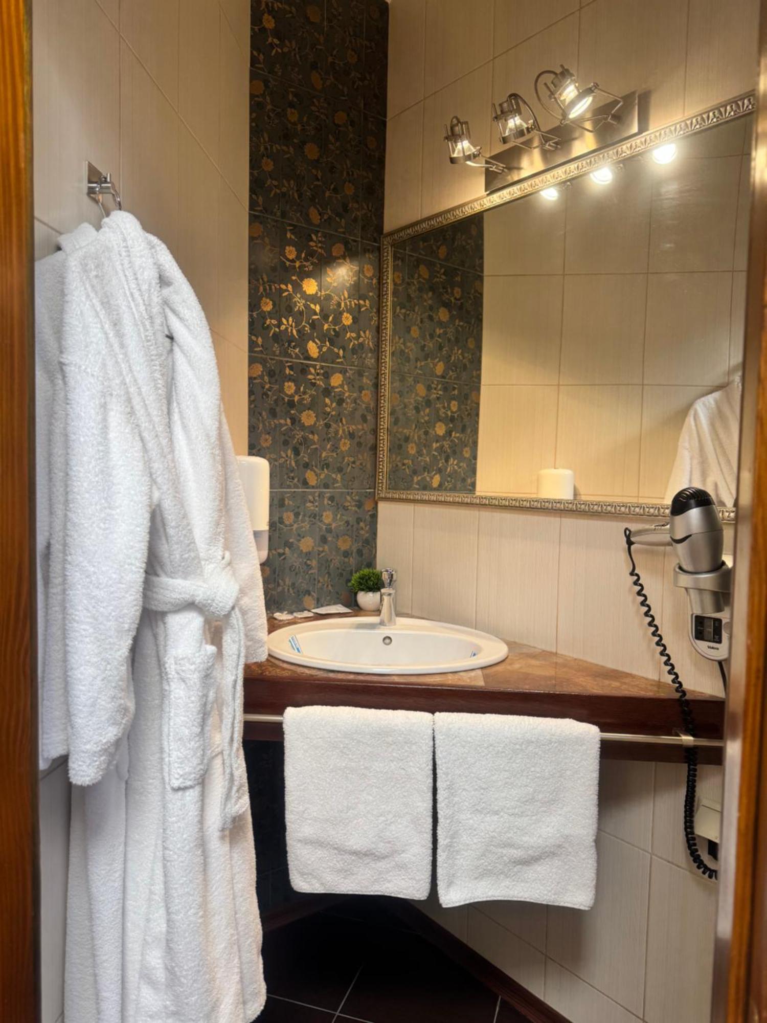 Hotel Veles Zolotonosha Экстерьер фото